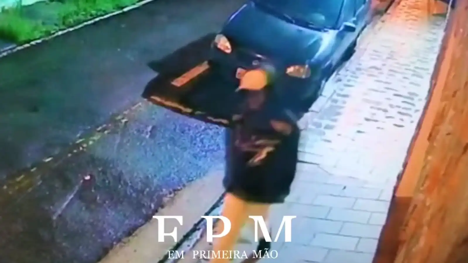 Criminoso é flagrado por câmera de segurança invadindo escritório imobiliário no Centro de Franca