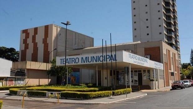 Teatro Municipal passa por reforma do telhado e manutenção