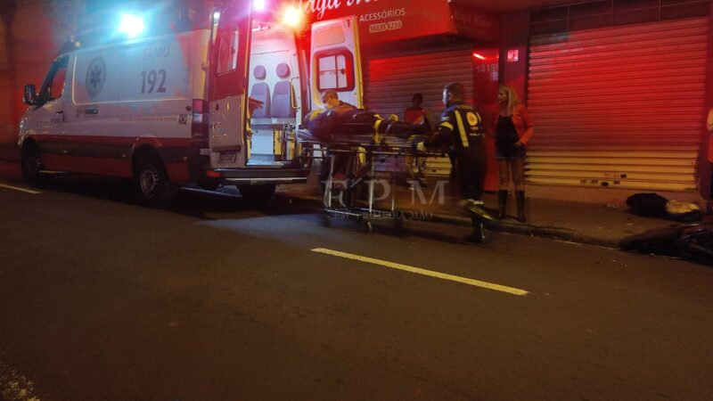 Segurança sofre mal súbito enquanto pilotava moto e colide contra poste em Franca