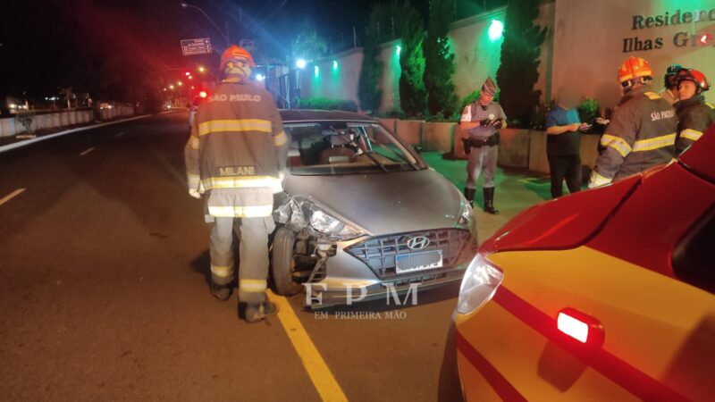 Motorista desvia de cachorro, atinge carro estacionado e tomba em avenida de Franca