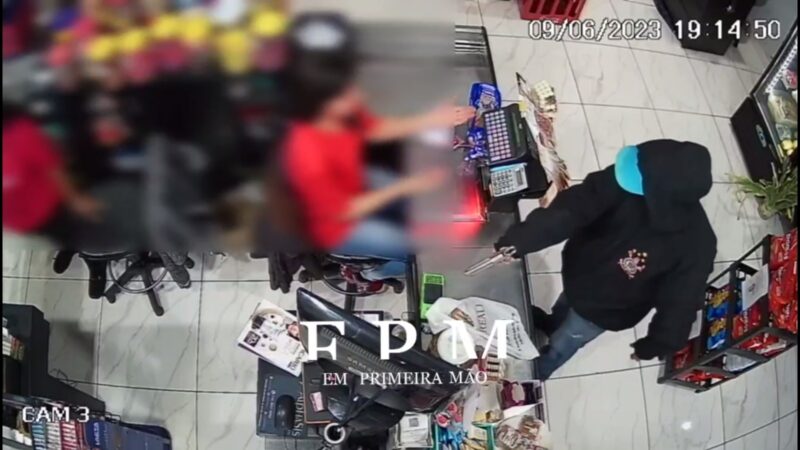 Criminoso rouba supermercado e durante ação atira contra o monitor do caixa