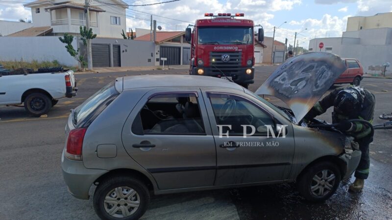 Corpo de Bombeiros de Franca age rapidamente para conter incêndio em veículo no Zanetti