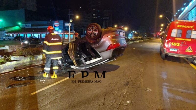 Motorista com sinais de embriaguez capota carro em avenida de Franca
