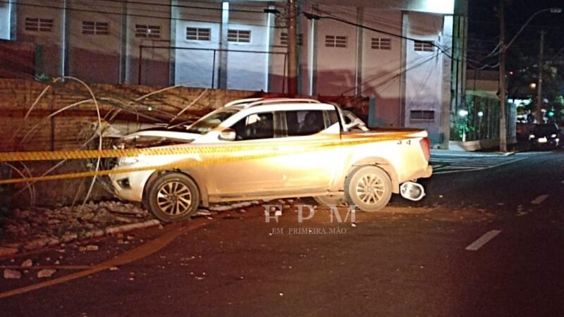 Motorista perde controle de veículo e derruba poste em avenida movimentada de Franca