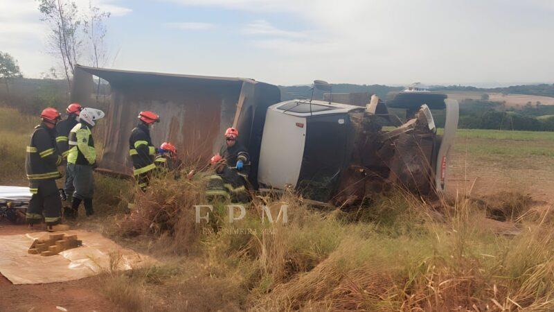 Motorista fica ferido após capotamento de caminhão em rodovia