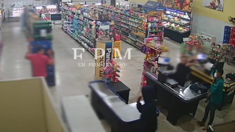 Adolescentes armados tocam terror durante roubo em supermercado em Franca