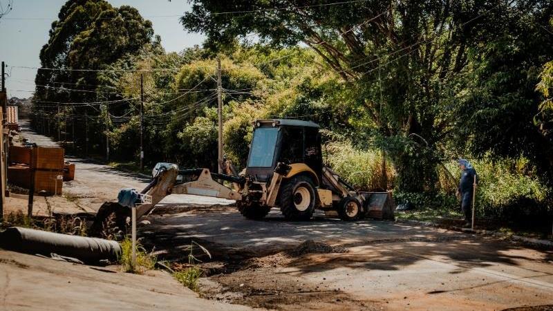 Prefeitura prepara rua para recapeamento no Flórida