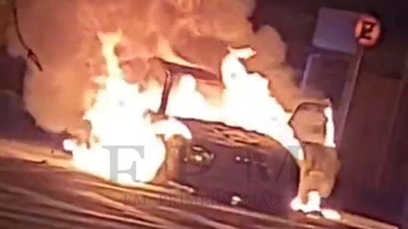 Carro é completamente destruído em incêndio no Parque Vicente Leporace