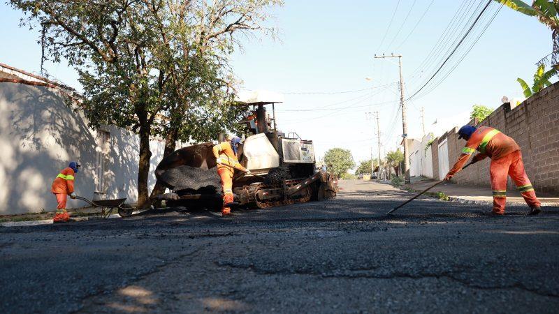 Prefeitura inicia recapeamento na rua das Orquídeas