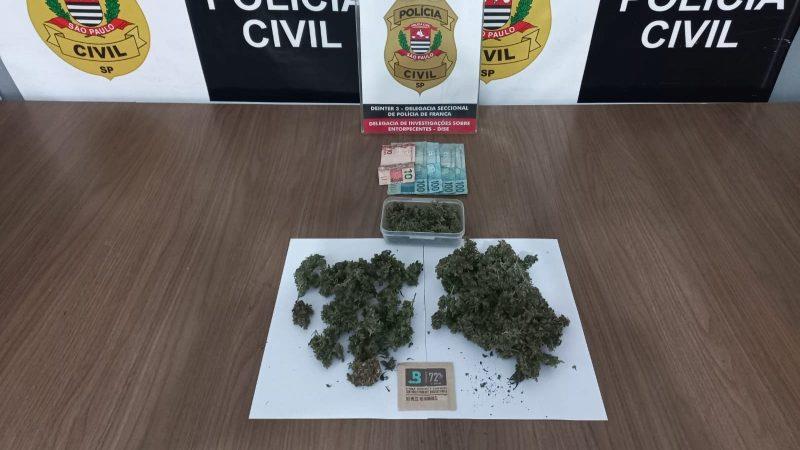 Traficante tenta se desfazer de drogas jogando em cima de telhado, mas acaba preso pela Polícia Civil