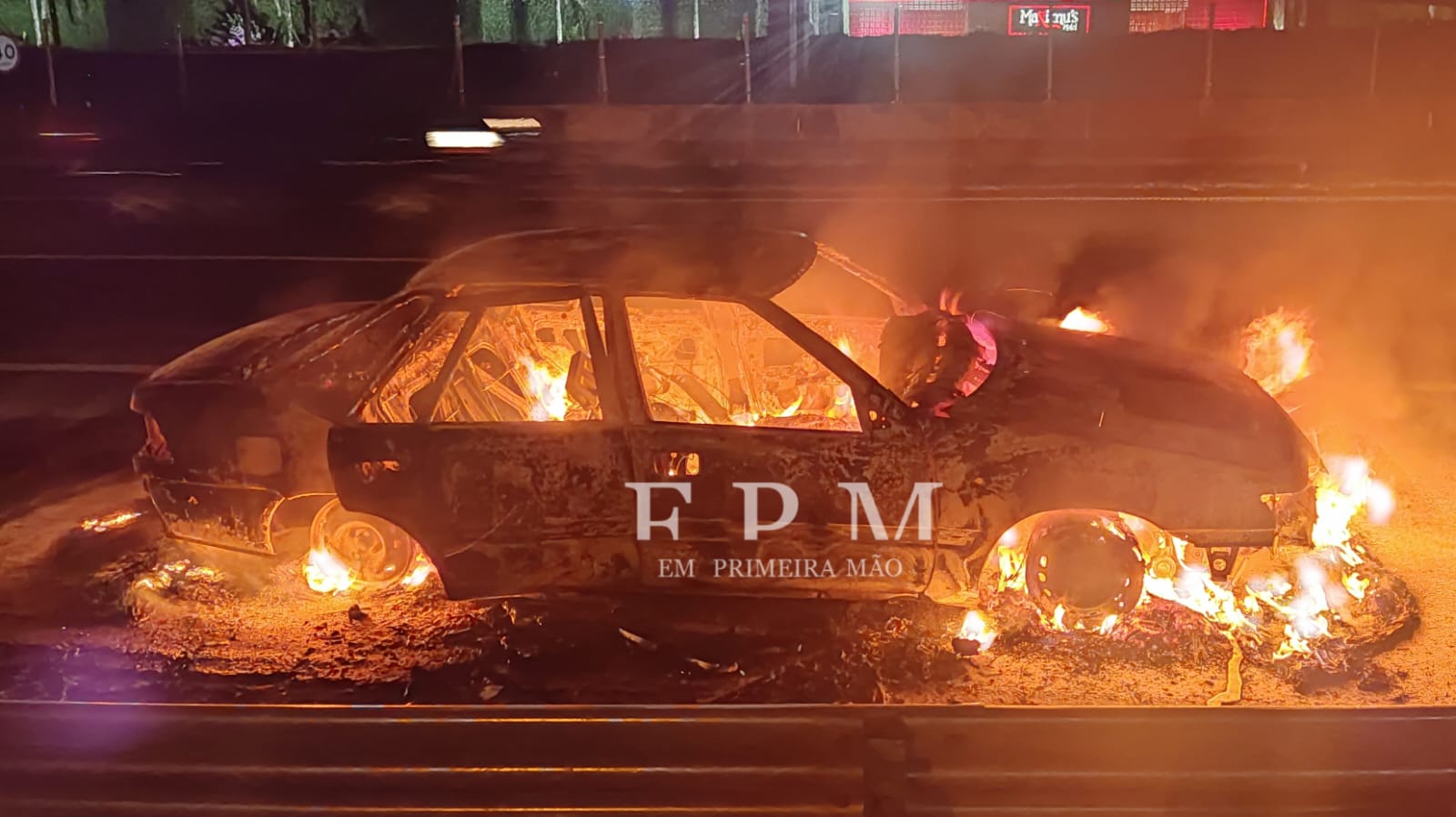 Carro fica completamente destruído após incêndio em rodovia de Franca
