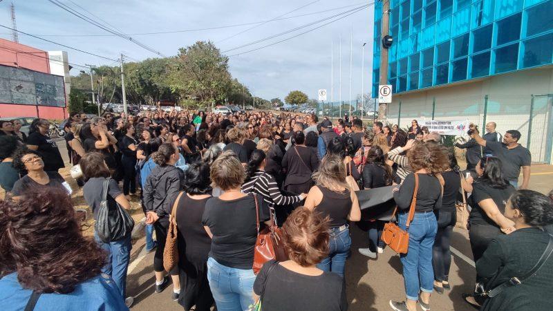 Professores em luto protestam em frente à Secretaria Municipal de Educação em busca de segurança nas escolas