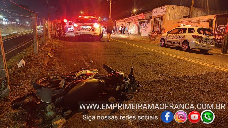 Colisão frontal entre duas motos deixa duas pessoas feridas; uma delas em estado grave