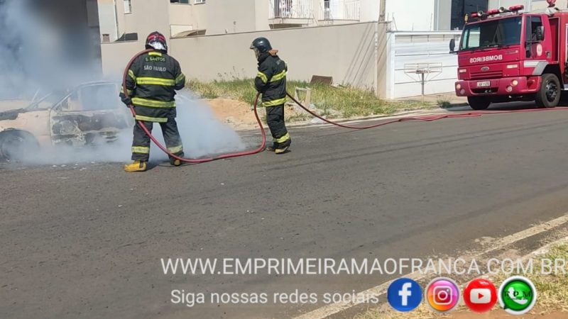 Carro fica completamente destruído após incêndio em avenida de Franca