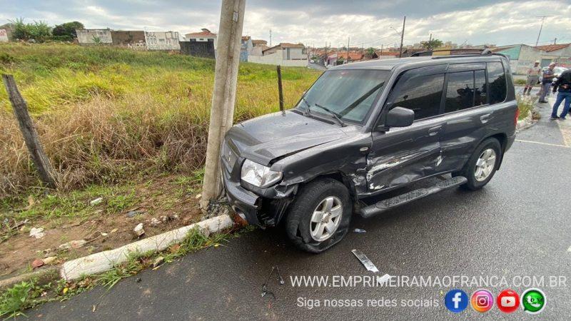 Carro atinge poste após colisão em avenida de Franca