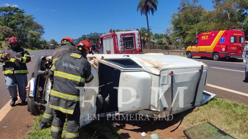 Mulher fica ferida após capotar veículo em rodovia de Franca