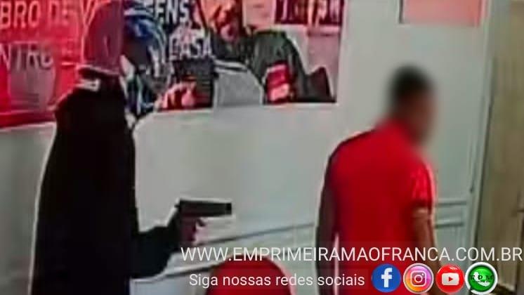 Bandidos armados rendem e roubam clientes, funcionários e loja de celulares em Franca