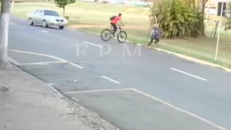 Câmeras de segurança registraram um atropelamento que deixou jovem em estado grave em Franca