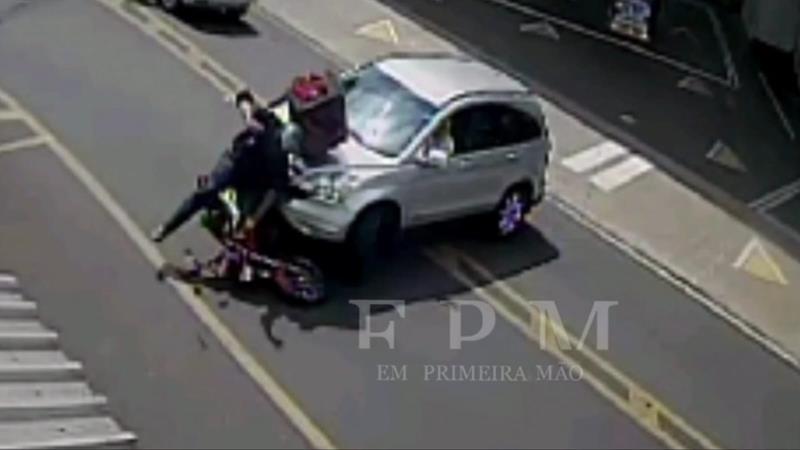 Motorista realiza conversão proibida e atinge motociclista em Franca