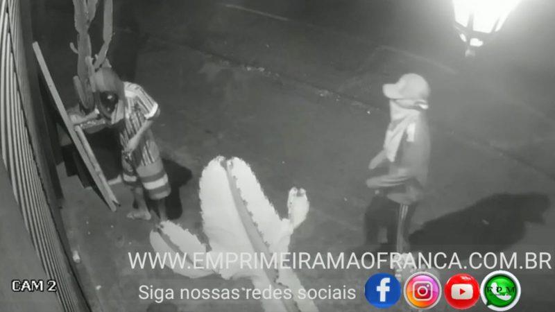 Bandidos foram flagrados por câmeras de segurança invadindo e furtando açougue em Franca