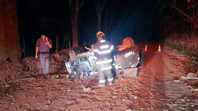 Motorista é arremessado durante capotamento em rodovia da região