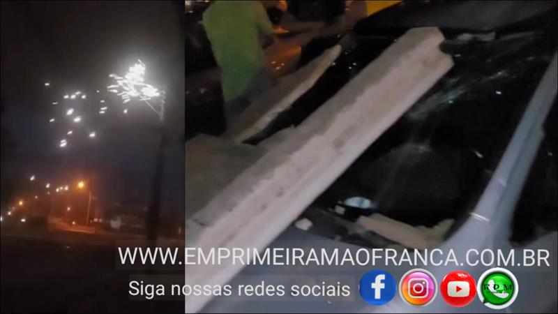Muro, outdoor e árvore caem em cima de veículos em Franca; vários bairros da cidade ficaram sem energia