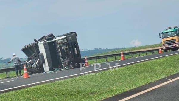 Caminhão carregado tomba em rodovia da região; motorista e passageiro saem ilesos