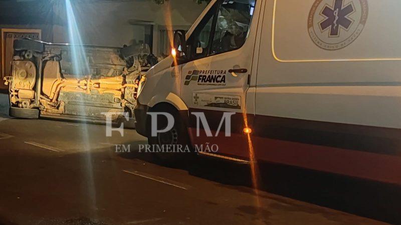 Carro tomba após motorista perder controle e atingir árvore em Franca