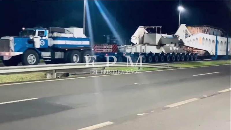 Carreta gigante chama atenção na Cândido Portinari em Franca