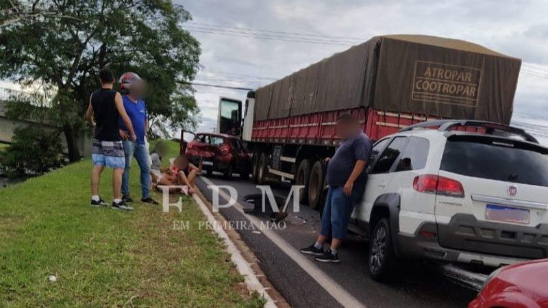 Veículos ficam destruídos após acidente na alça de acesso do bairro São Joaquim; ninguém ficou ferido