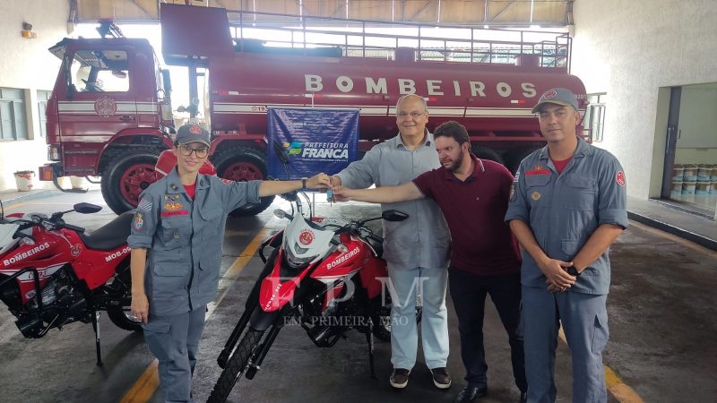 Prefeitura entrega novas motos equipadas ao Corpo de Bombeiros