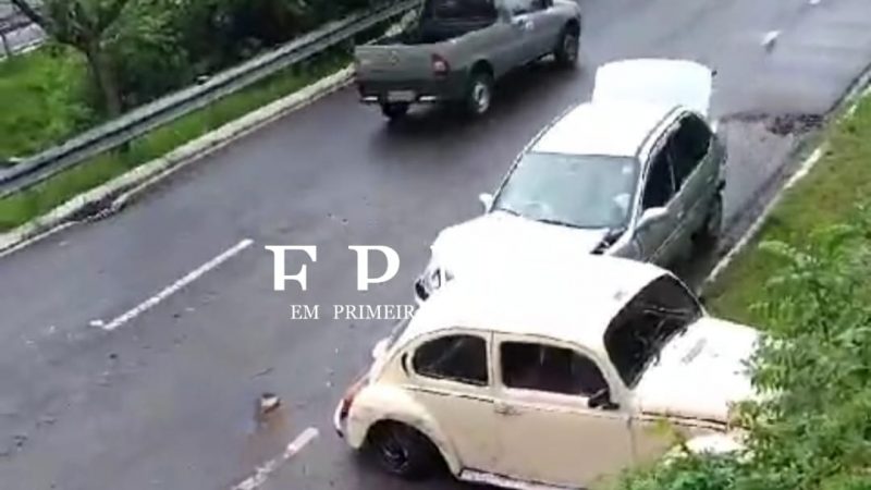 Motorista perde controle de veículo, atinge barranco e acaba atingido por outro carro
