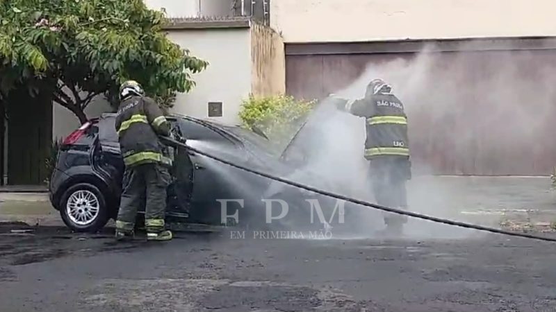 Carro pega fogo e fica parcialmente destruído em Franca