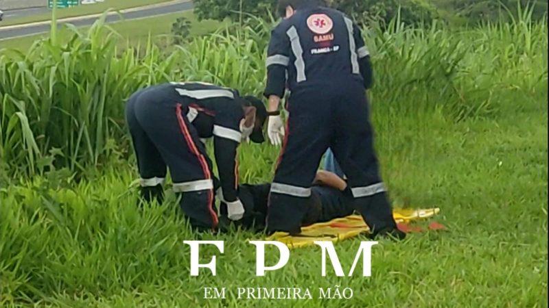 Motociclista é socorrido com ferimento grave após acidente em Franca