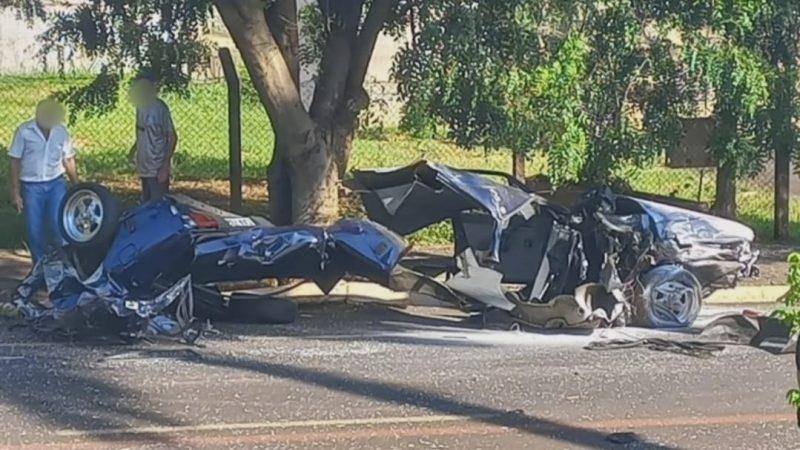 Carro parte ao meio após motorista perder controle da direção e bater contra árvore em São Joaquim da Barra