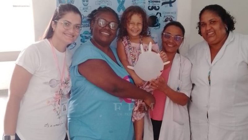 Mãe agradece profissionais de saúde por cuidado especial com sua filha autista