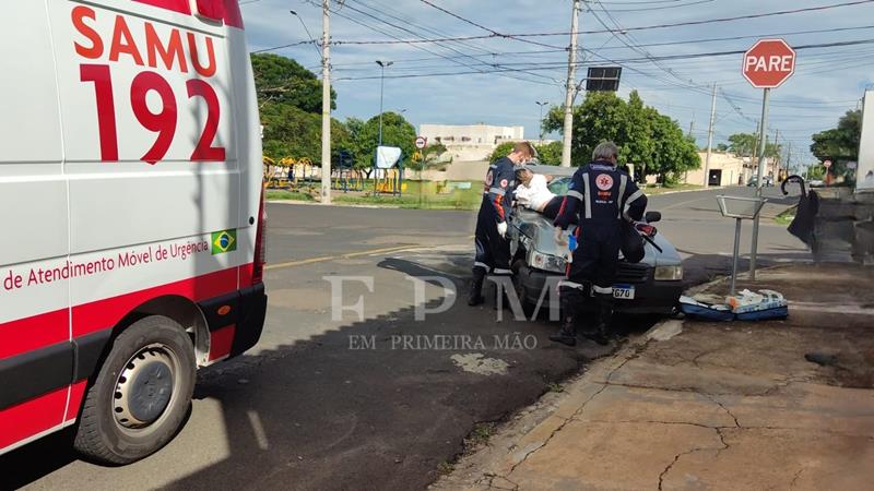 Motociclista vai parar em cima de veículo após acidente em Franca