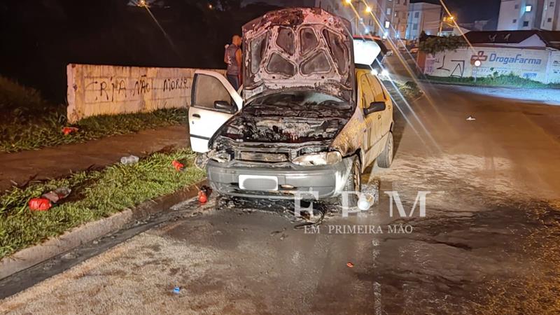 Carro pega fogo e fica parcialmente destruído no Jardim Bonsucesso em Franca