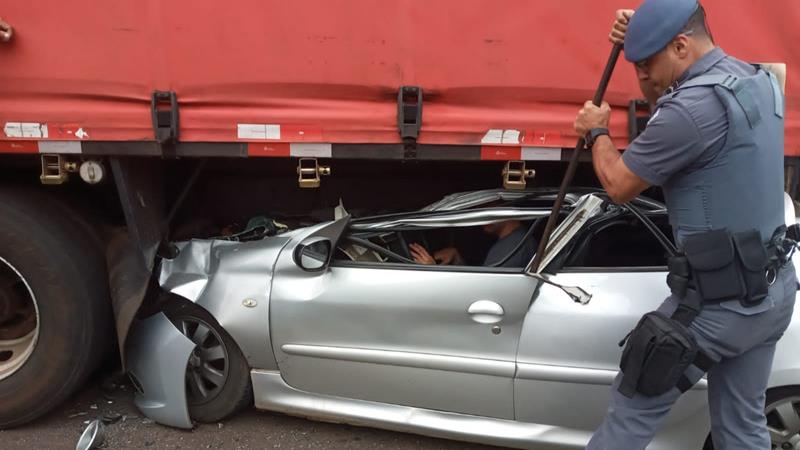 Motorista sobrevive após grave acidente entre carro e caminhão em Batatais