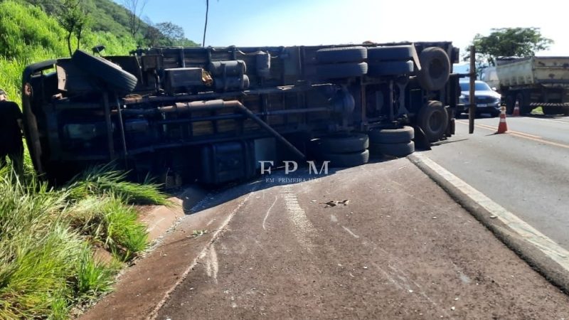 Caminhão carregado com estruturas metálicas perde o freio e tomba na Cândido Portinari em Rifaina