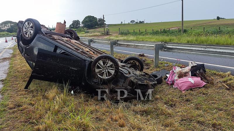 Família passa por momentos de apuros após capotamento de carro na rodovia Cândido Portinari