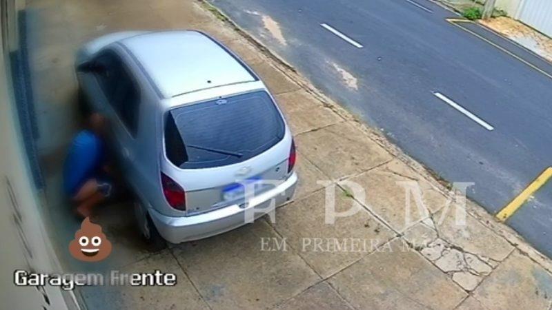 Homem surpreende ao usar carro estacionado como banheiro em plena luz do dia em Franca 