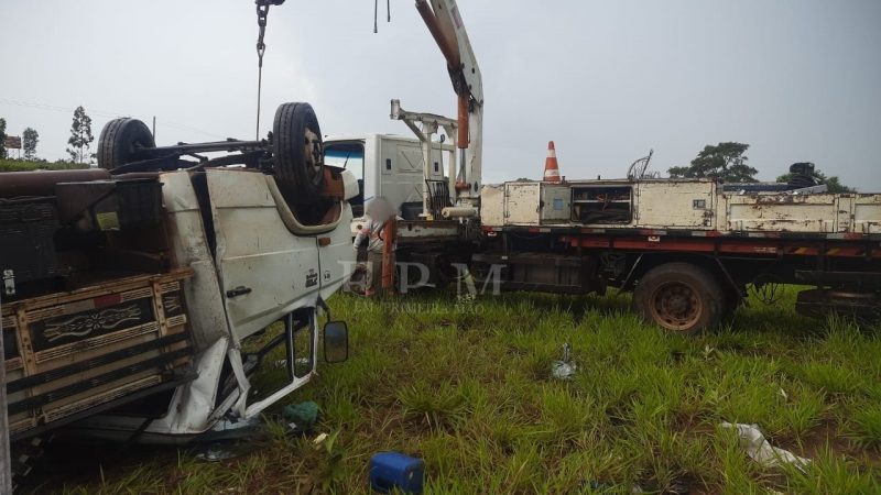 Uma pessoa morreu e outras duas ficaram feridas em um capotamento de caminhão na Cândido Portinari