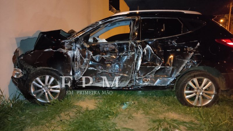 Motorista abandona veículo após atingir poste e quase invadir residência em Franca