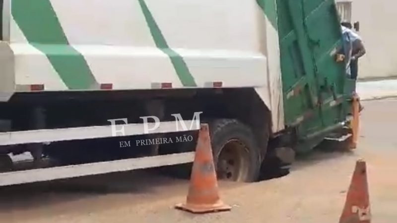Caminhão da coleta de lixo fica preso após asfalto ceder em Franca