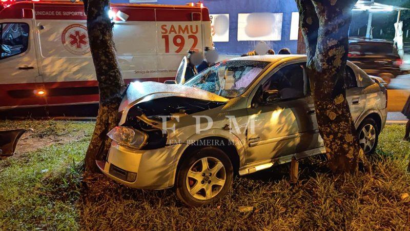 Motorista fica ferido após colidir veículo em árvore em avenida de Franca