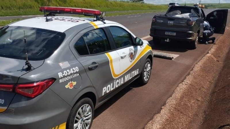 Polícia Militar Rodoviária localiza carro roubado na Cândido Portinari