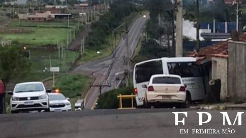 Micro-ônibus perde freio e atinge muro de residência na região