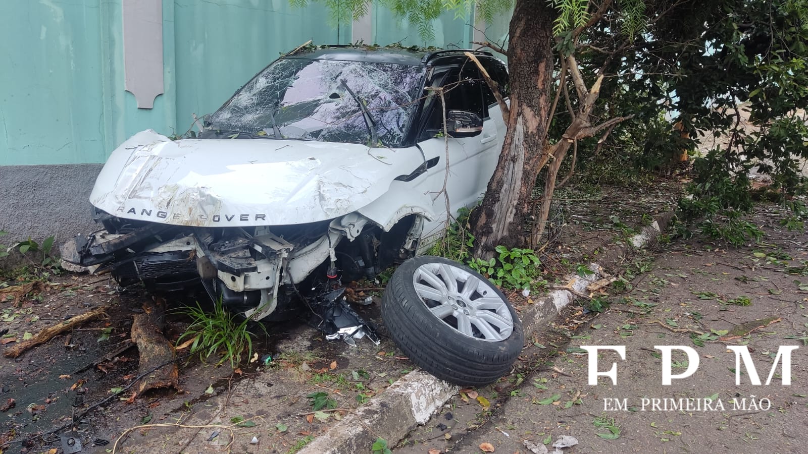 Veículo de luxo fica destruído em acidente na Avenida Major Nicácio, em Franca 