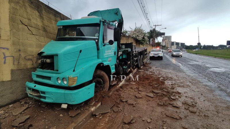 Ladrão furta caminhão e na fuga bate em muro na avenida Paulo VI em Franca